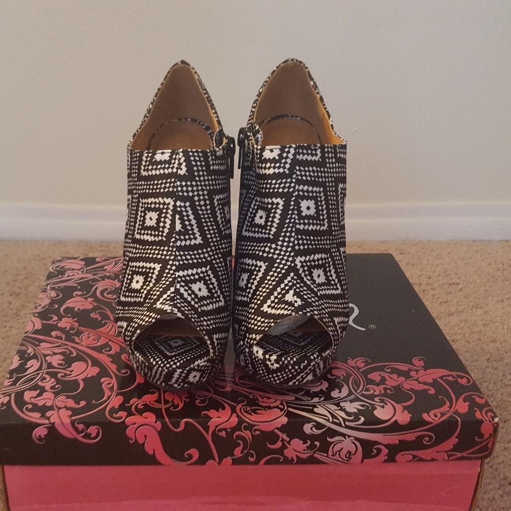Black and White Retro Wedges